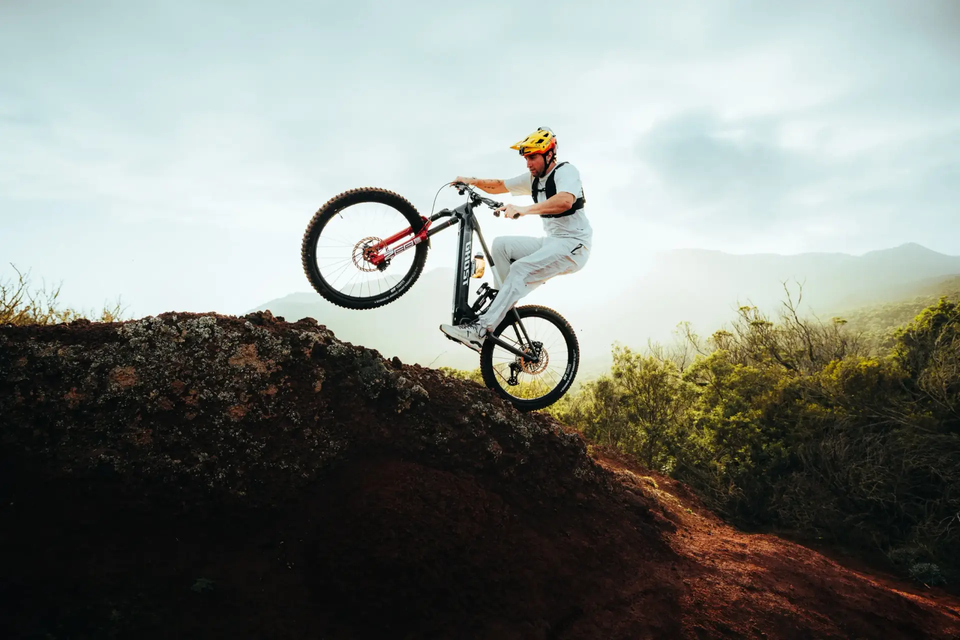 Mountainbiker auf einem Ghost E-Mountainbike auf einem Trail